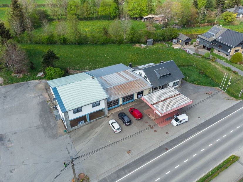 FAIRE OFFRE A PARTIR DE 550.000€ - Immeuble de rapport situé à Butgenbach, en bordure de grand route, composé comme suit:<br />
- Rez-de-chaussée comm