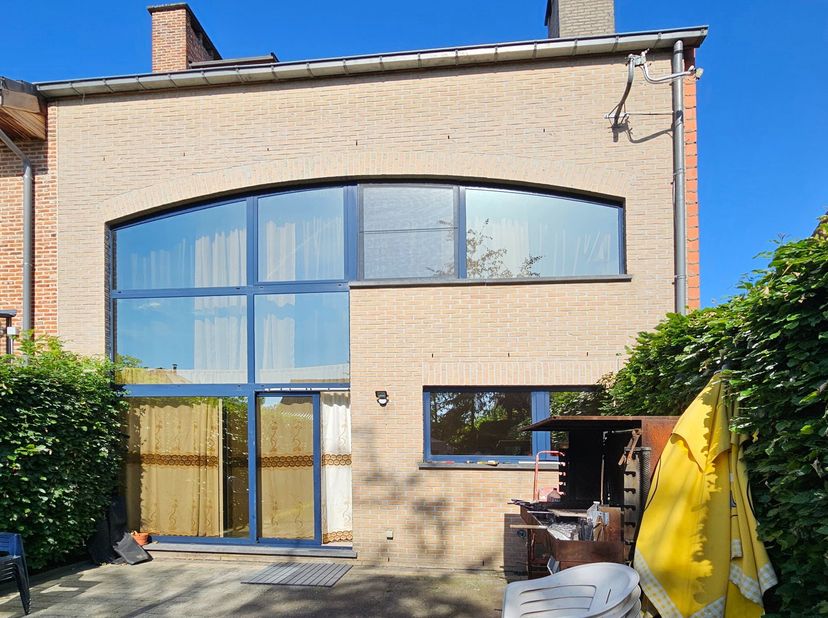 Op zoek naar een woning met verrassend veel ruimte, een zonnige buitenomgeving en een rustige ligging? Dan is deze verzorgde bel-étagewoning zeker een