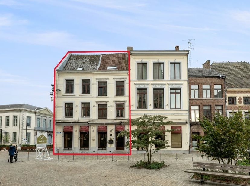 Pal in het bruisende centrum van Tongeren, de oudste stad van België, wacht dit karaktervolle handelshuis op een nieuwe eigenaar. Met een toplocatie a
