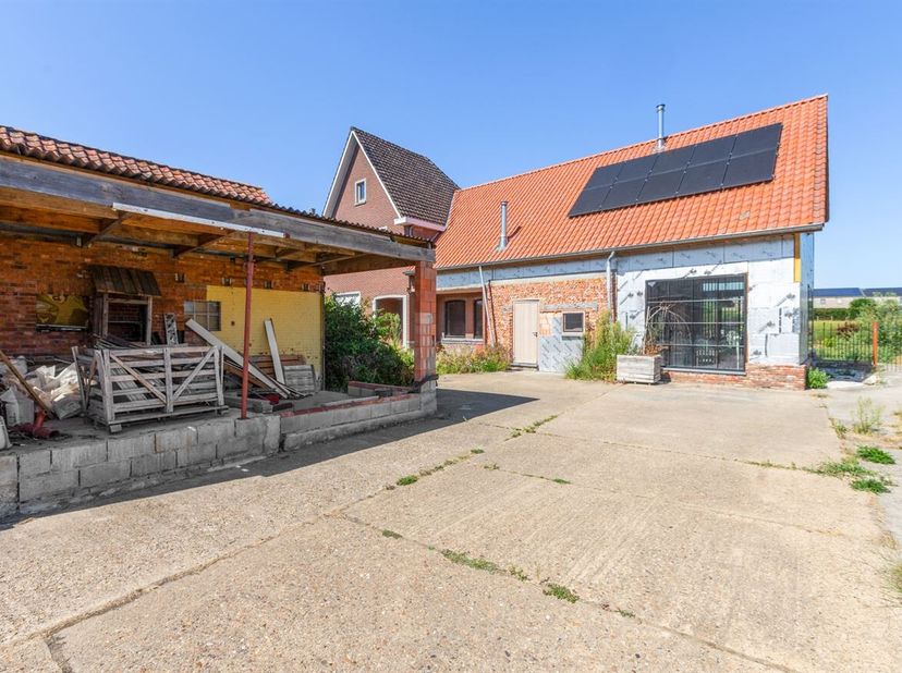 Ruime karaktervolle woning met tal van mogelijkheden op 3.521 m²<br />
Op een ruim perceel van maar liefst 3.521 m² vinden we deze bijzondere eigendom
