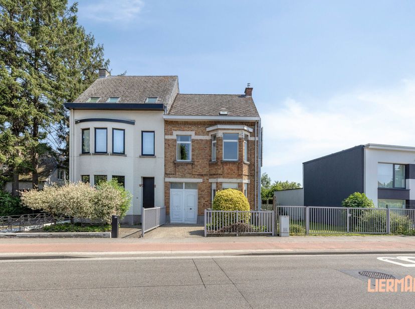 -- Bezoekmoment enkel op afspraak --<br />
Op de grens van Nieuwerkerken en Aalst, in de Kwalestraat, bevindt zich deze charmante burgerwoning uit 193