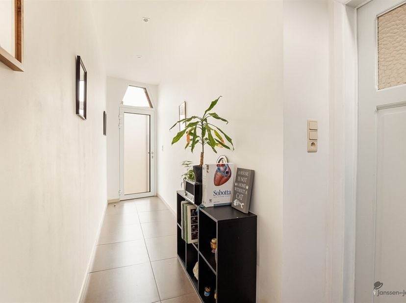 Welkom in deze prachtig gerenoveerde woning, ideaal gelegen in het hart van Dendermonde. Deze instapklare gezinswoning combineert charme met modern wo