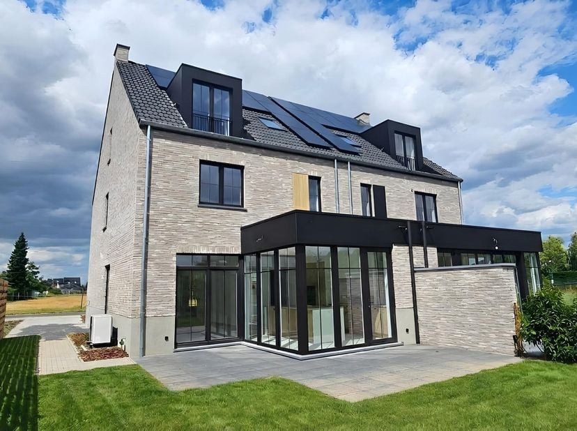 <br />
Op zoek naar een instapklare nieuwbouwwoning met een uitzonderlijk afwerkingsniveau? Dan is deze prachtige halfopen bebouwing absoluut het ontd