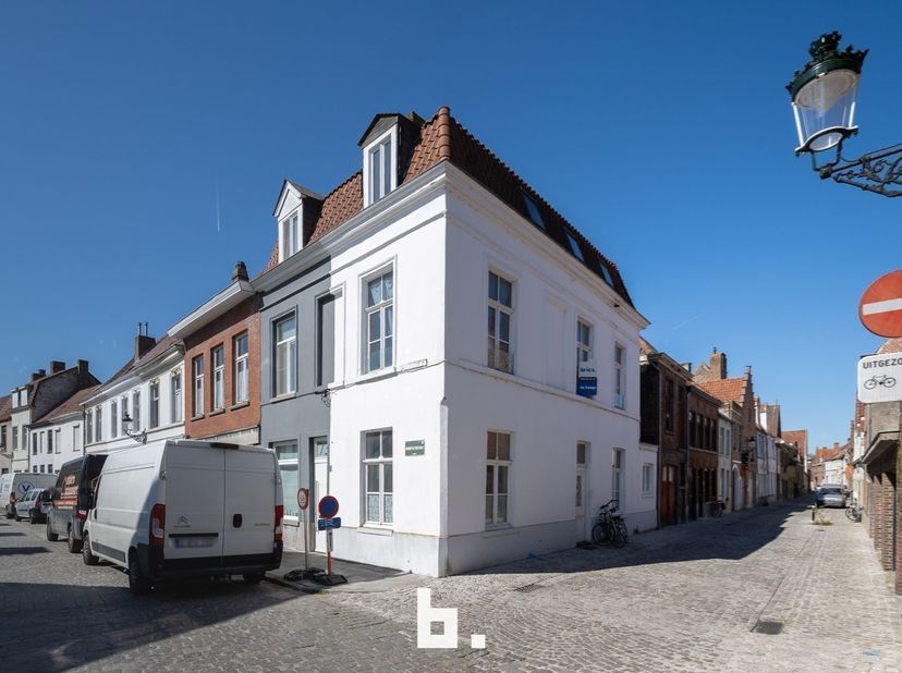 Op te frissen woning op mooie locatie te centrum Brugge met volgende indeling: BENEDENVERDIEPING: inkom-/traphal, woonkamer, aparte keuken met eetplaa