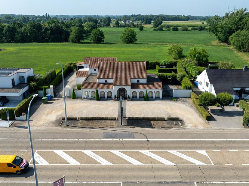 Prachtige en instapklare handelsruimte van 485m2 gelegen op een terrein van 1998m2 op een werkelijk top -zichtlocatie.<br />
Het pand heeft veel mogel