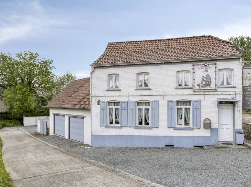 Deze te renoveren woning op industriegrond te koop bevindt zich op een gunstige en zeer vlot bereikbare locatie te Ophasselt. <br />
<br />
De woning