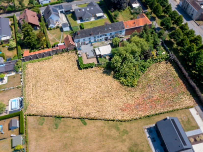 Opportunité unique et immanquable de construire la maison de vos rêves sur ce terrain de + de 30 ares, au centre de Kain.<br />
Situé près de clos rés