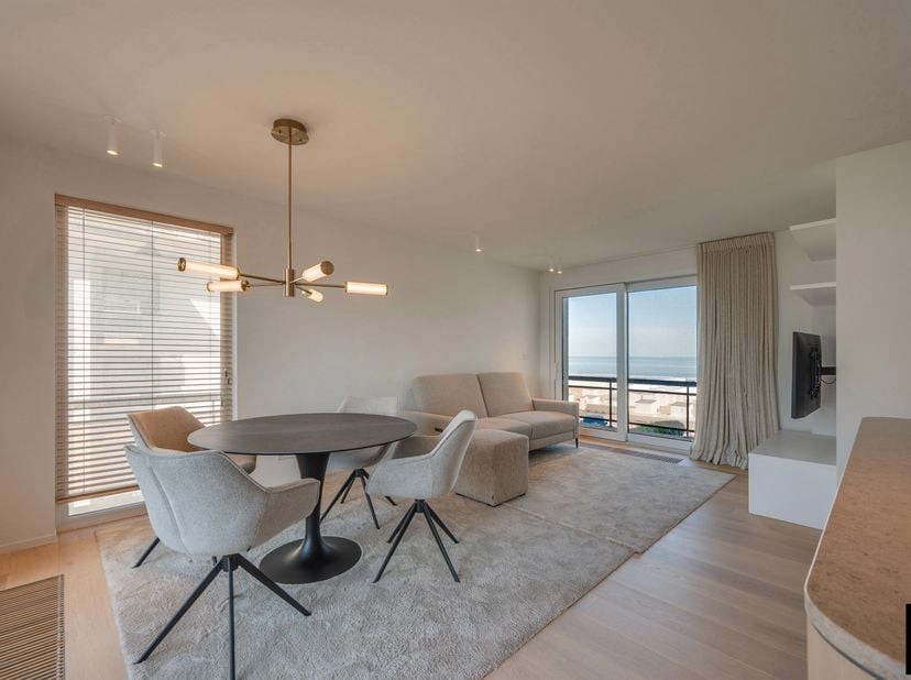 Luxueus gerenoveerd appartement op topligging in het Zoute. Ontdek dit prachtig gerenoveerde appartement in een stijlvolle villaresidentie, op een bev