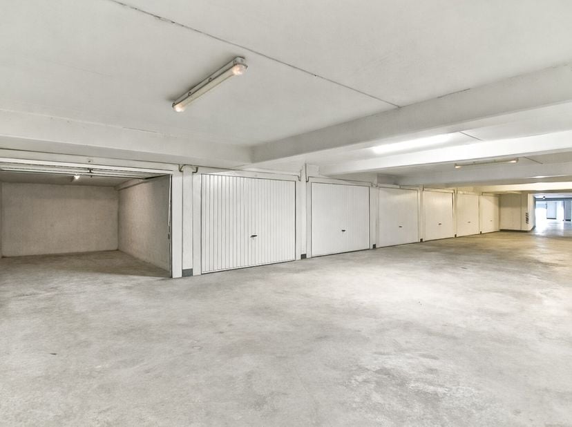 Ondergrondse en volledig afgesloten garagebox te koop, ideaal gelegen en vlot bereikbaar. Deze privatieve garage biedt een veilige en droge parkeerpla