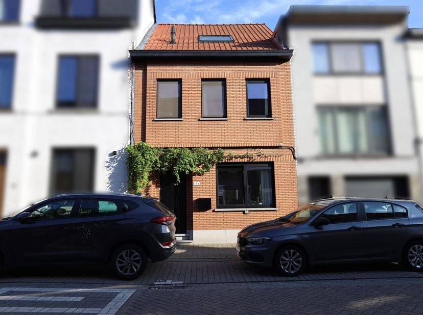 WWW.RUNKSTERSTEENWEG174.BE<br />
-------------------------------<br />
KIJKDAG 26/27 SEPTEMBER BOEKEN VIA DE SITE<br />
<br />
Een lichtrijke woning m