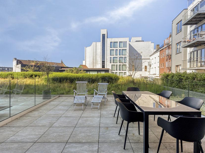 Dit stijlvolle één-slaapkamerappartement van 71 m², gebouwd in 2021, is gelegen in de Koning Albertstraat te Kortrijk. Dankzij de centrale ligging gen