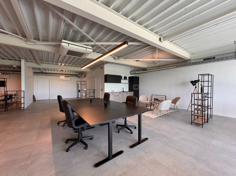 Deze instapklare kantoorruimte van +/- 177 m² is gelegen op de bedrijvensite Tintersweghe in Blankenberge, een gevestigde bedrijvenzone waar tal van o