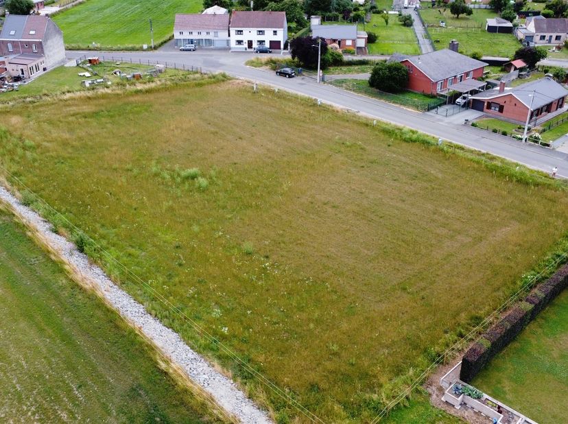 Splendide terrain de 47 ares à Deux-Acren <br />
<br />
Sur près de 80 mètres de large et 50 de profondeur, ce large terrain en zone d'habitat à car