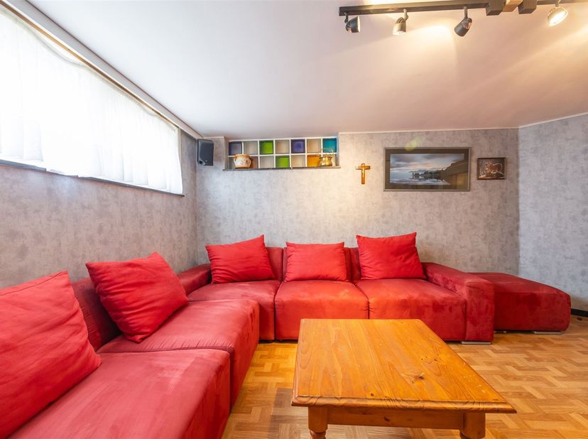 Ruim kelderappartement gelegen op de zeedijk met een grote, zonnige koer, ideaal om te genieten van het buitenleven. Het appartement beschikt over twe