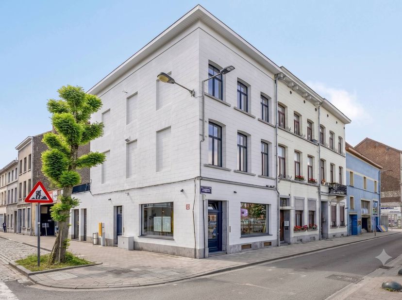 Commerciële Ruimte (Vergund als Frituur)<br />
Op het gelijkvloers bevindt zich een instapklare handelszaak, voorzien van eigen sanitair en een prakti