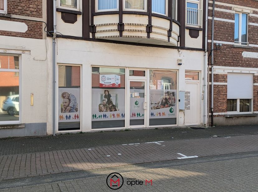 Ben je op zoek naar een verzorgd en praktisch handelspand te koop in Beringen? Dit instapklare kantoor van 104m² (bron EPC), gelegen in de Brugstraat