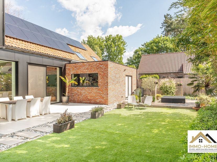Deze prachtige woning kunnen we samenvatten in één zin : pure ruimtelijke klasse ! De statige inkomhal (met gastentoilet) zet meteen de toon : je word