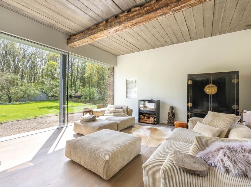 Cette magnifique ferme du XVIIIe siècle, entièrement rénovée et connue sous le nom de Calsterhoeve, est une propriété unique où charme et confort cont