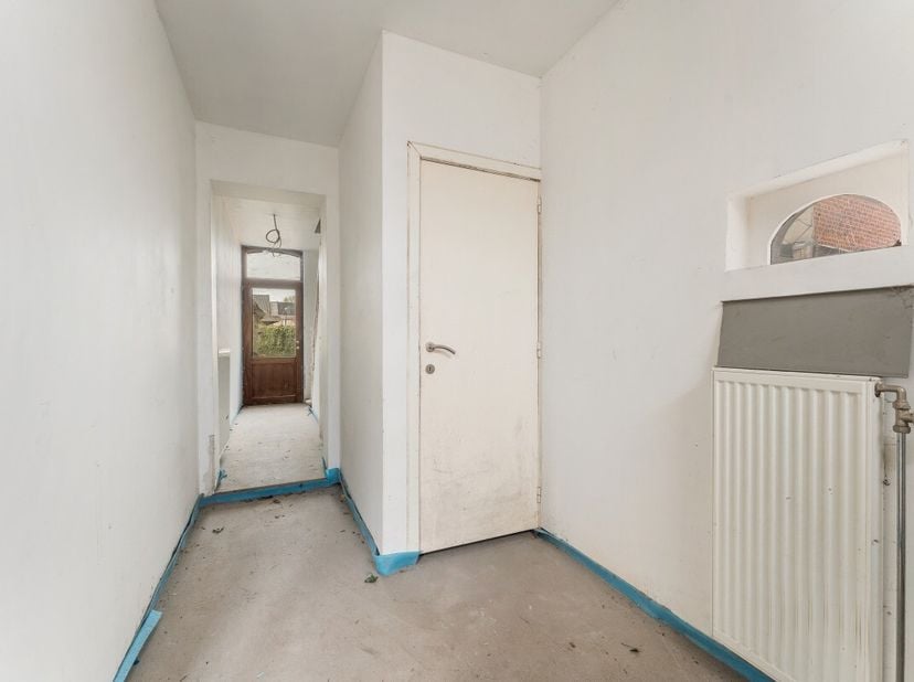 Te koop: karaktervolle halfopen woning in Wielsbeke, gelegen aan de Heirweg, vlot bereikbaar via invalswegen. Deze woning uit 1937 werd deels gerenove