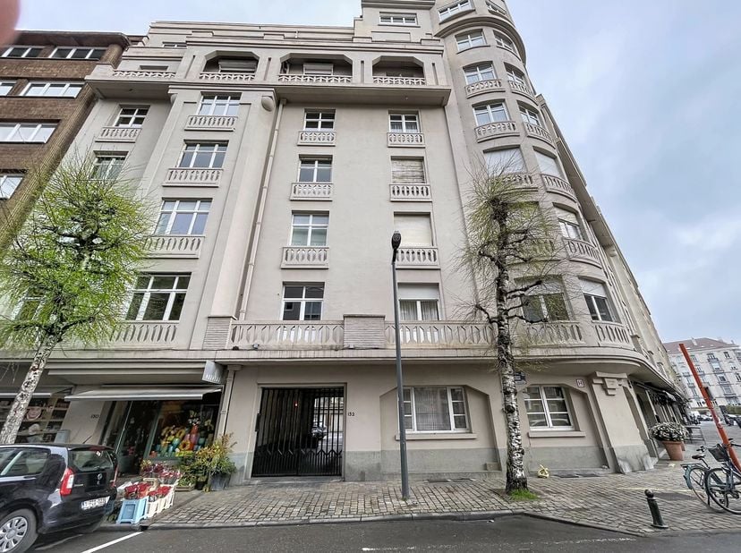 À deux pas de la très prisée place Brugmann, ce bel appartement de 223 m² (selon PEB) vous séduira par son caractère et ses volumes. Niché au 3ème éta