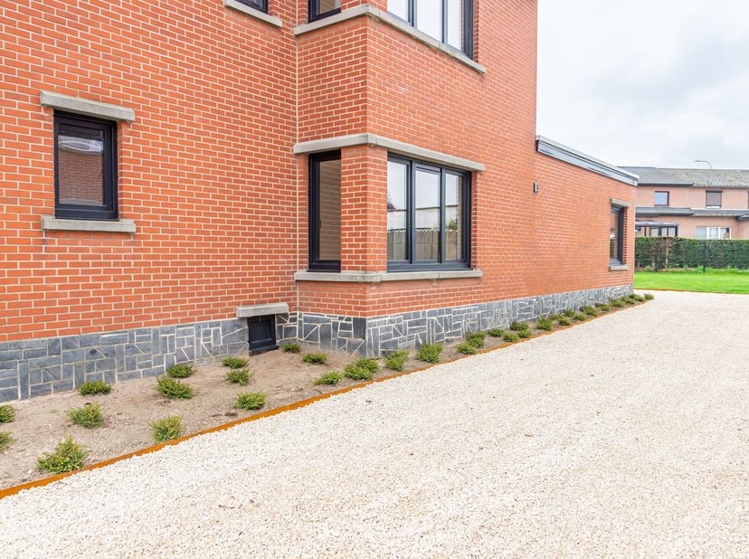 <br />
Ontdek deze volledig gerenoveerde woning, die comfort, ruimte en moderne stijl biedt. De woning beschikt over een lichte leefkeuken met kookeil