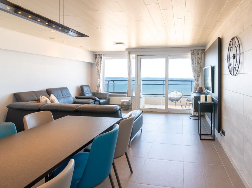 Découvrez cet appartement magnifiquement rénové de 83 m² en bord de mer, où le confort et la vue spectaculaire sur la mer se rejoignent parfaitement.