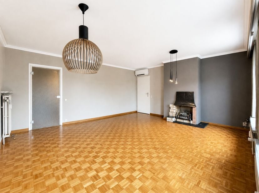 Lichtrijk 2-slaapkamerappartement met KELDERBERGING op TOPLIGGING IN HET CENTRUM VAN OUDENAARDE. Dankzij de LUCHT-LUCHTWARMTEPOMP geniet u van comfort