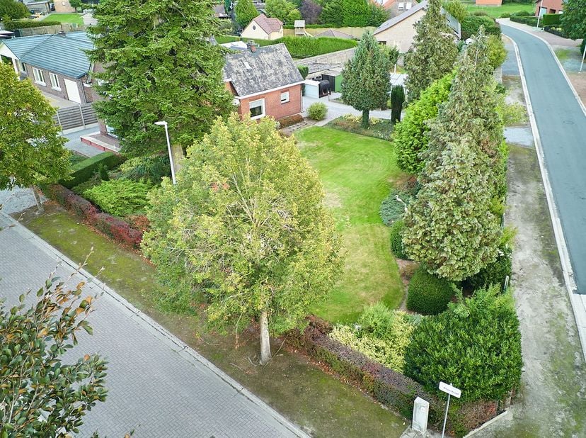 Op één van de meest geliefde locaties in Lutlommel, ligt deze charmante vrijstaande woning uit 1960. Wat meteen opvalt? Het royale hoekperceel van maa
