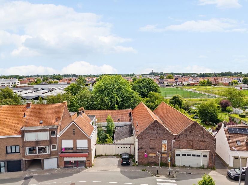 Dit handelshuis met loods is gelegen in het centrum van Lauwe.<br />
De huidige indeling is als volgt: <br />
Gelijkvloers: inkom (winkelruimte), leef