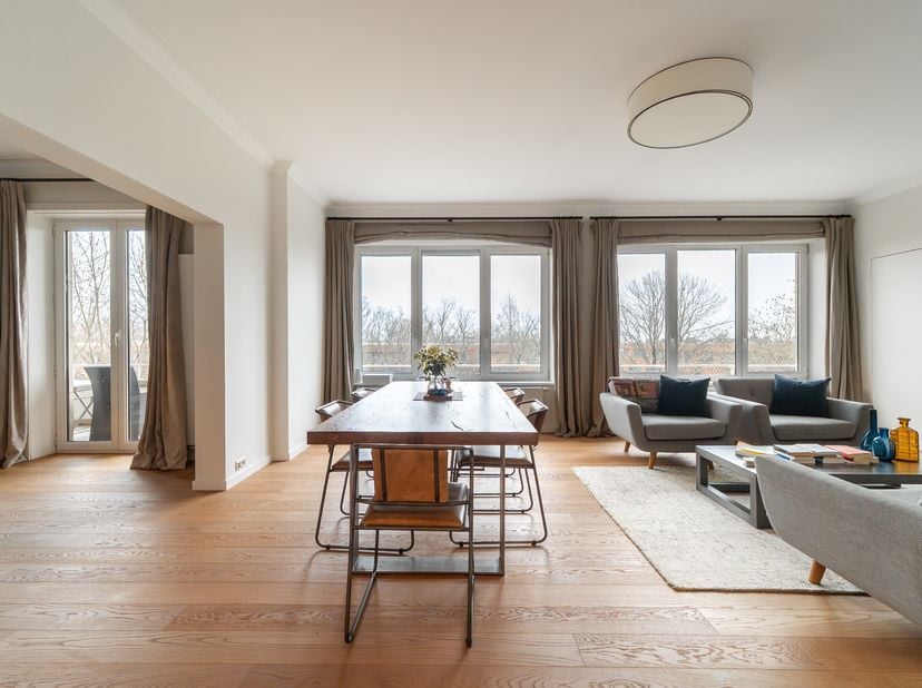 Gelegen in de gegeerde wijk Churchill / Messidor bevindt dit appartement zich op de zesde verdieping van een gebouw met zeven verdiepingen. Met een br