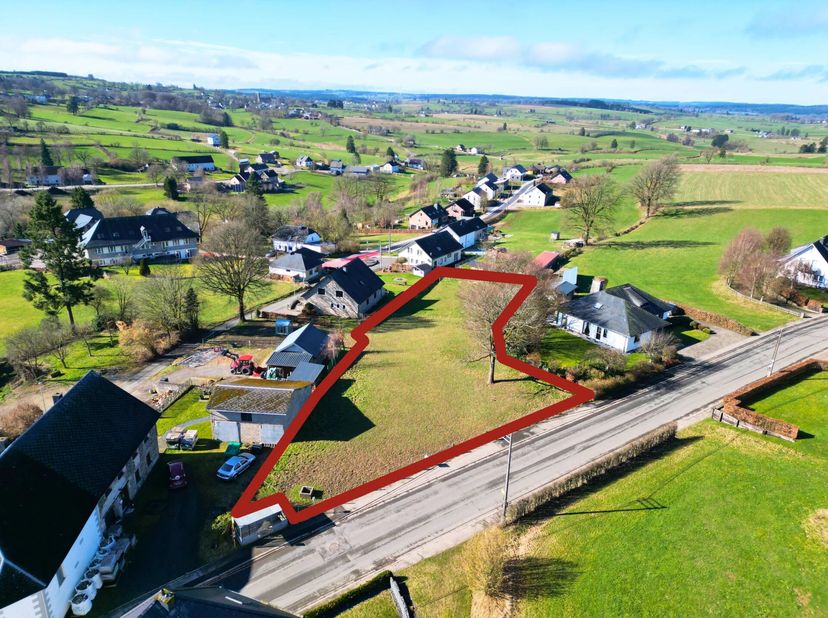 Op een idyllische locatie in Meyerode ligt dit uitzonderlijk royale perceel met een oppervlakte van 2.377 m² en een indrukwekkende straatfront van 47