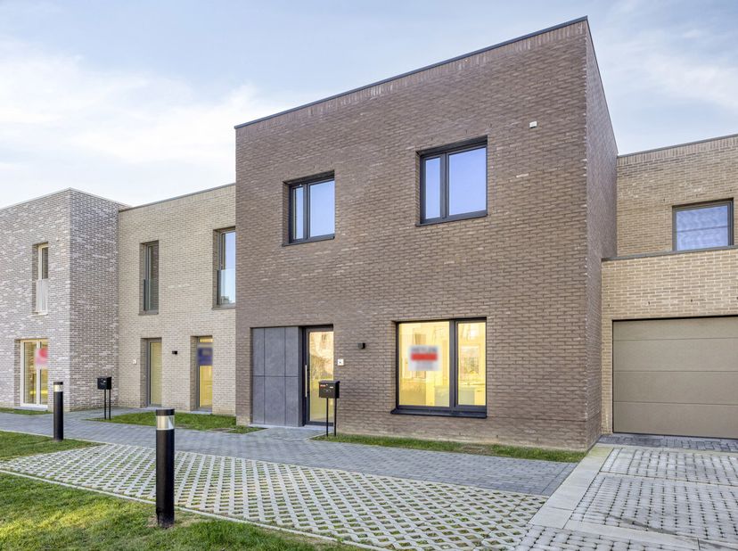 Centraal gelegen tussen Hasselt en Sint-Lambrechts-Herk vindt u op de Oude-Truierbaan deze knappe nieuwbouwwoning met 3 slaapkamers terug.<br />
Deze
