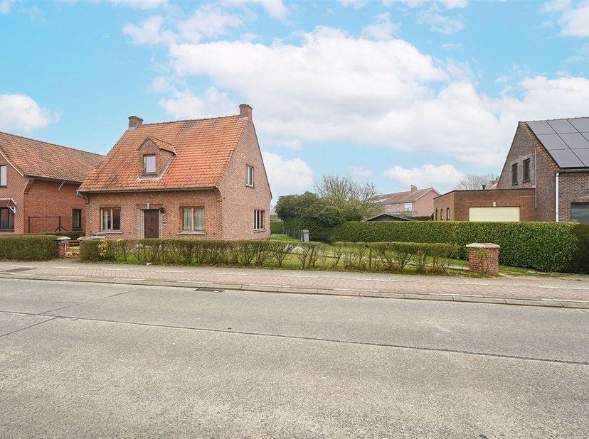 Op een rustige locatie in Sinaai (Sint-Niklaas), ter hoogte van Wijnveld 231, vinden we deze eigendom op een perceel van 594 m². Een interessante oppo