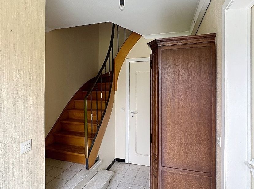Deze woning is gelegen op een grondoppervlakte van 171 m² en bestaat uit: inkomhal - toilet - living - keuken - berging - veranda - wasplaats - garage