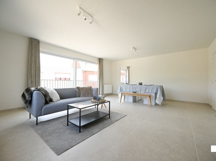 Dit instapklare appartement bevindt zich in een kleinschalige residentie, bestaande uit slechts twee appartementen en vier garageboxen. In 2026 werd h