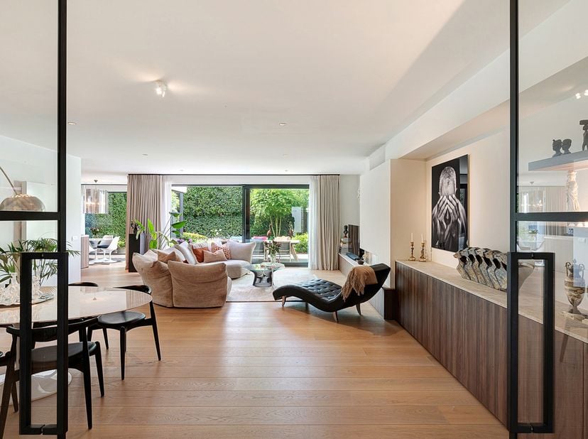 Recente koppelwoning aan de Graaf Jansdijk in Oud Knokke, ideaal gelegen tussen het centrum en de oude molen. De woning verwelkomt u via een inkomhal