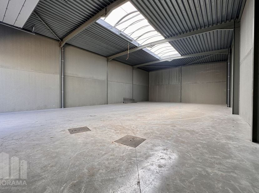 Nieuwbouw KMO-unit van 326 m² en 1 privatieve parkeerplaats te koop in Aartrijke.<br />
&amp;nbsp;<br />
De geïsoleerde&amp;nbsp;casco magazijnruimte&amp;nbsp;(br
