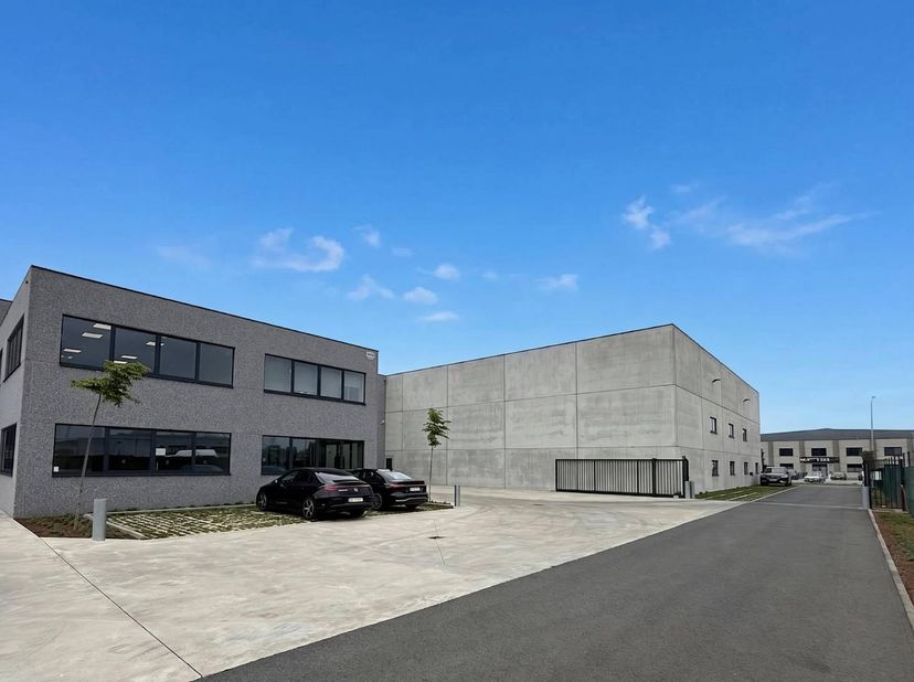 Deze KMO-units te huur genieten een uitstekende ligging vlakbij de E17, uitrit Kruishoutem, en profiteren daardoor van een zeer vlotte bereikbaarheid