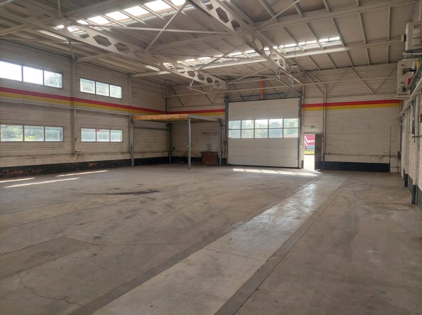 LAREGO - KMO UNIT D1 -  300m² binnenruimte + 600m² buitenruimte - Bedrijvenpark "LAREGO", gelegen op de voormalige site van Carglass. Deze indrukwekke