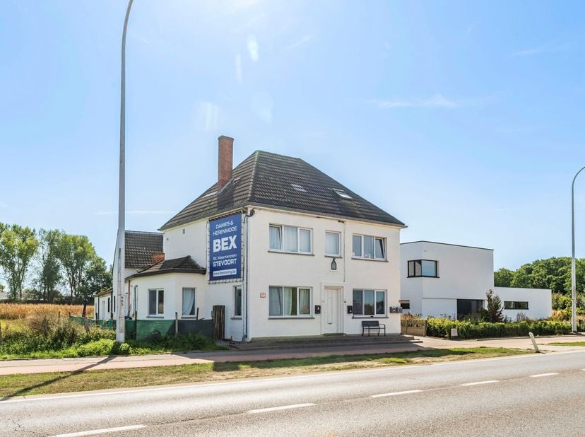 Dit instapklare appartementsgebouw langs de verbindingsweg tussen Hasselt en Herk-de-Stad combineert een uitstekende zichtbaarheid met een rustige, gr