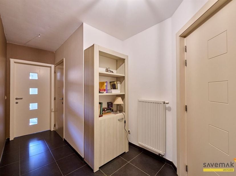Dit appartement maakt deel uit van een gezellige blok van 4 units waar de buren elkaar goed verstaan.<br />
In de inkomhal lopen we rechtdoor richting
