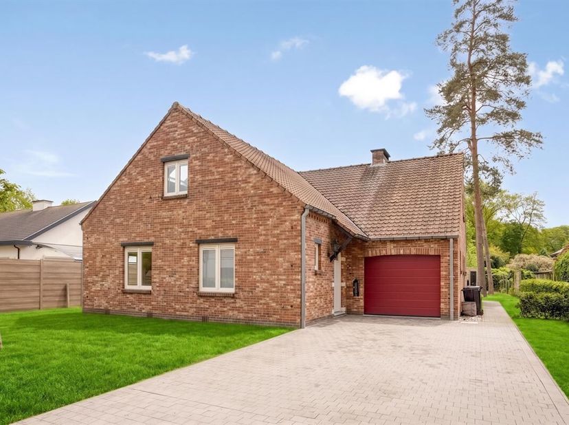 Instapklare woning nabij het meer en het golfterrein<br />
Deze instapklare woning is rustig gelegen in de onmiddellijke omgeving van het meer en het