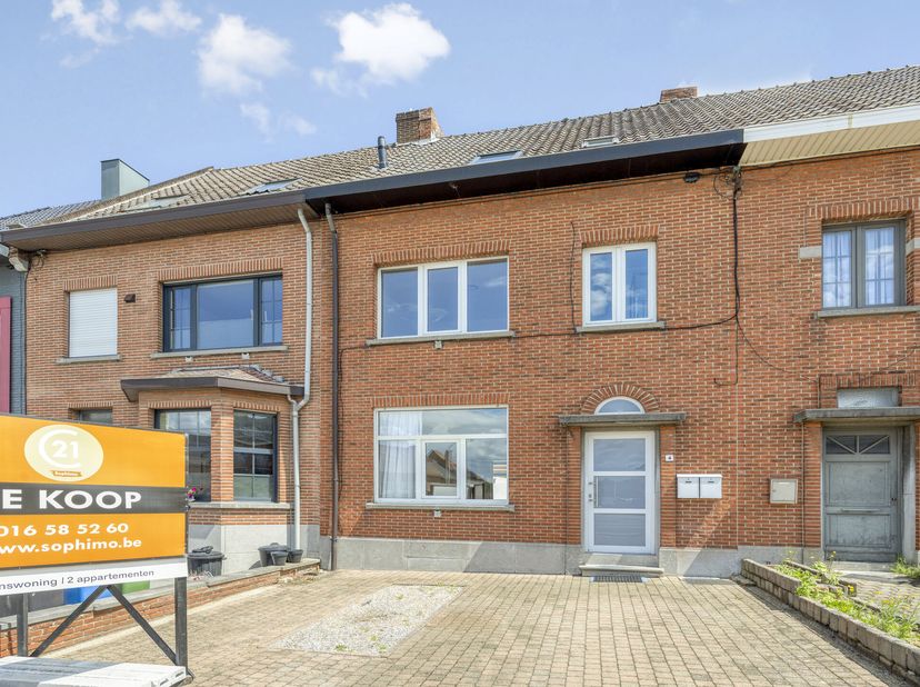 Deze meergezinswoning, opgedeeld in twee appartementen, bevindt zich op een gunstige en centraal gelegen locatie in Aarschot. Je woont hier op korte a