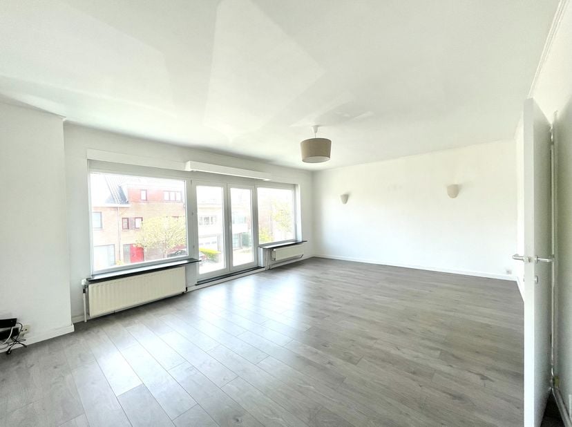 Lichtrijk en ruim appartement op de eerste verdieping van deze kleine residentie in rustige residentiële woonbuurt; Zeer goede locatie nabij alles wat