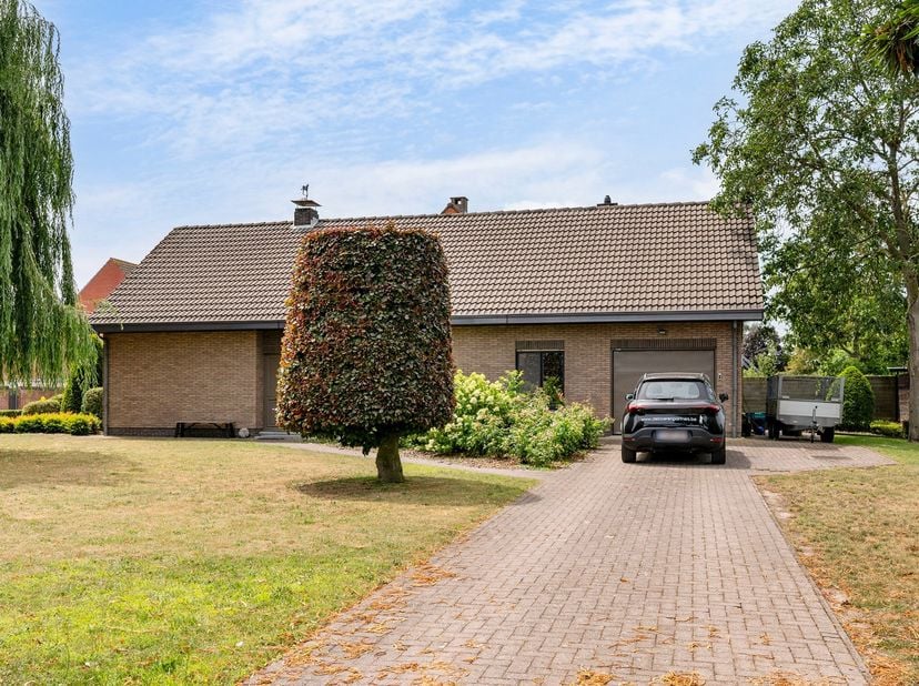 Huurprijs: 1.550,- EUR per maand<br />
Huurwaarborg = 3 maanden huur<br />
Beschikbaar: per direct<br />
Kosten plaatsbeschrijving zijn 50/50 te betal