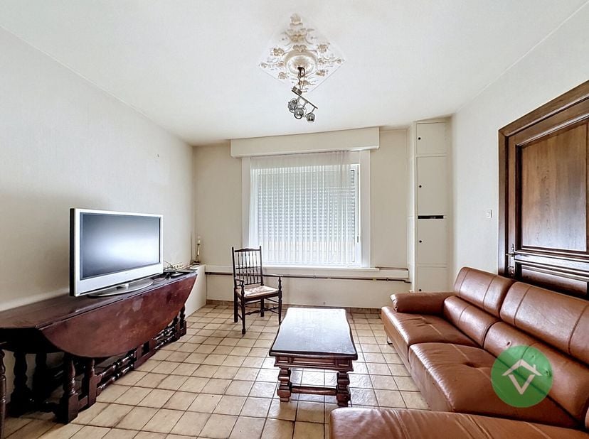 Deze woning is gelegen op een grondoppervlakte van 519 m² en bestaat uit: hall - living - keuken - badkamer - toilet - veranda - berging - terras - tu