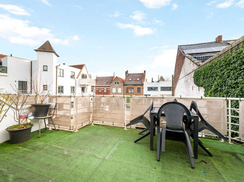 Roeselare : ruime lichtrijke duplexappartement met zolder voorzien van &amp;nbsp;2 slaapkamers en een groot zonneterras binnenin een woonerf. (opp 143 m²)