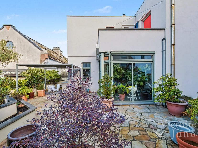 Dit prachtige huis is ideaal gelegen op een steenworp van het Flageyplein en de Étangs d'Elsene. Het ligt op een uitzonderlijke locatie in het hart va