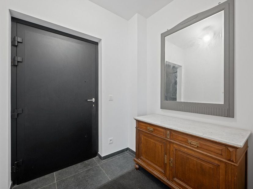 Dit prachtige appartement uit 2016 is gelegen in het centrum van Tienen en biedt alle comfort. Het appartement is gelegen op de eerste verdieping en b