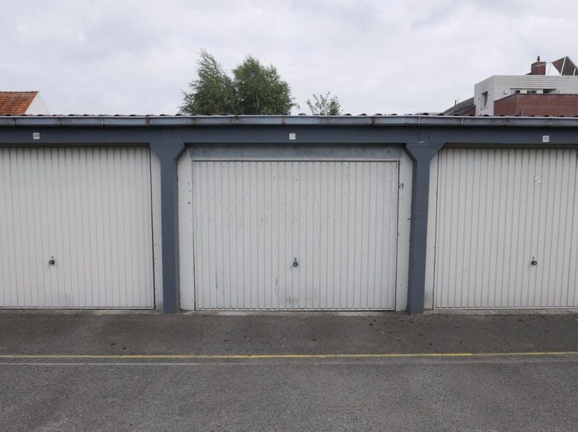 Garage te huur te Sint-Kruis.Beschikbaarheid is in overleg met de vertrekkende huurder (dit is hoogstwaarschijnlijk 1/10/2026). Huurprijs: euro 79Geen